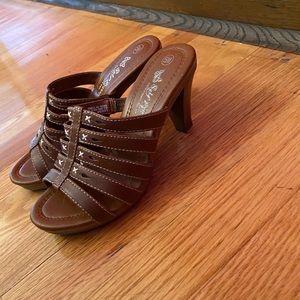 WOMEN’S SHORT HEEL